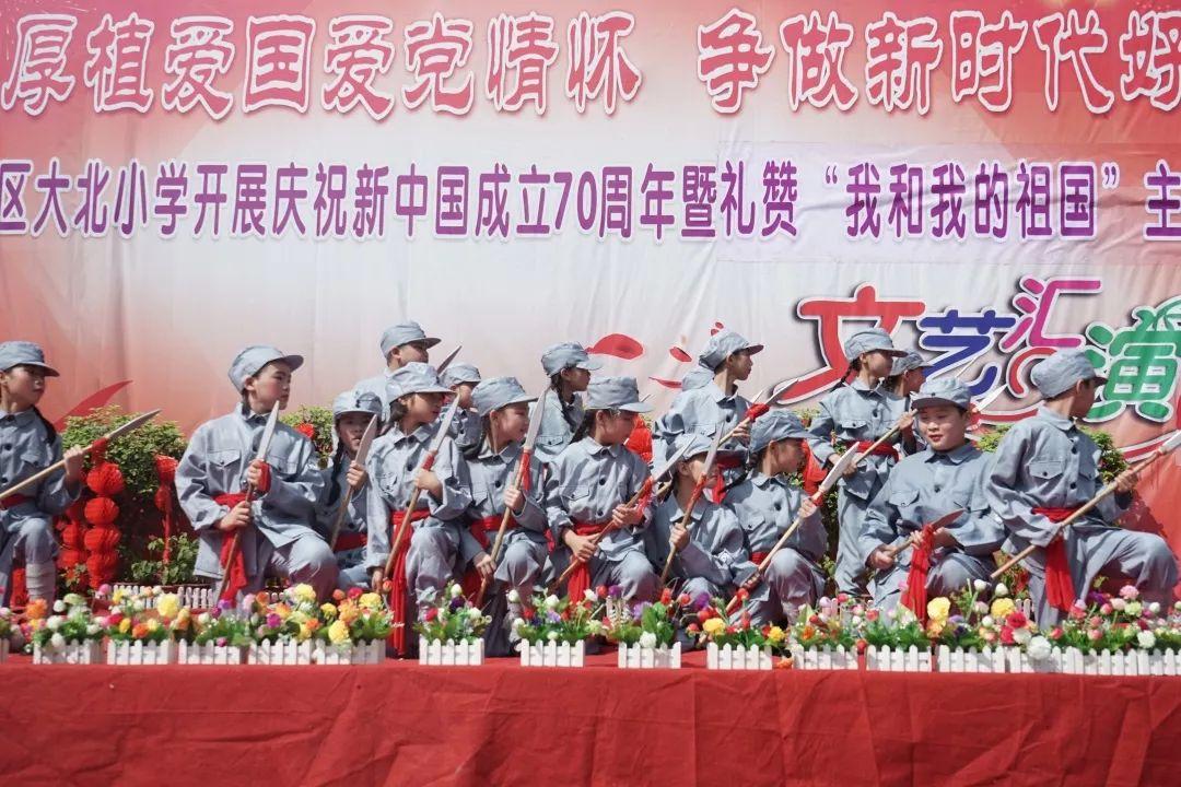 闫妮当年和前夫邹伟离婚的原因是什么？游戏画面
