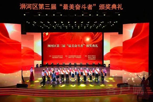 “椰树四美”穿羽绒服直播跳操,到底是风格改变,还是原来的套路?-智能问答网页,便捷获取信息